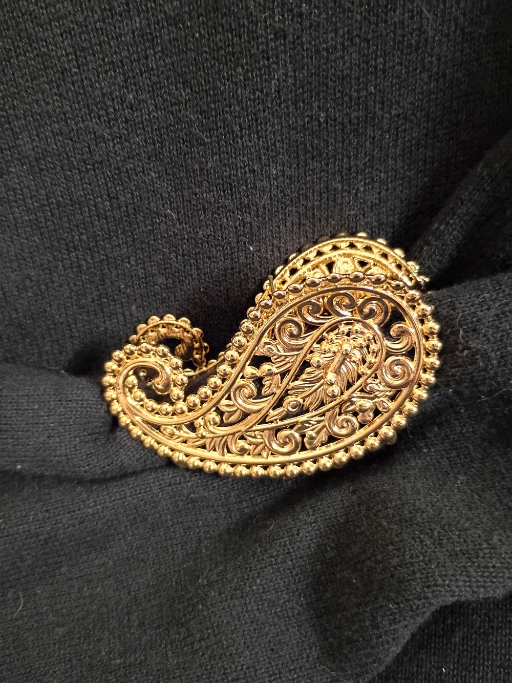 Gold Paisley Filigree - Women's Hair Clip